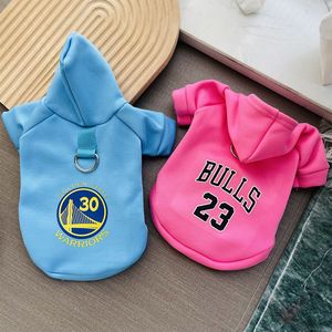 เสื้อฮู้ดสำหรับสัตว์เลี้ยงสำหรับสุนัขและแมวพร้อมสายรัด ผ้าไหมนมบุขนแกะ พิมพ์ลายตัวอักษรธีมบาสเก็ตบอล มีหลายสีให้เลือก - Product Image 4