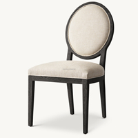 Edler Massivholz-Medaillon-Esszimmerstuhl mit Beige Gepolstertem Stoffsitz und Konischen Holzbeinen für Luxuriöse Villen-Esszimmer