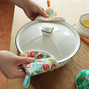 Maniques de cuisine Homey 14x18cm résistantes à la chaleur, motif végétal imprimé, pour la manipulation des couvercles de casseroles et faitouts en émail - Product Image 1