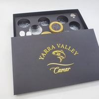 Boîte cadeau noire rigide avec couvercle et base, insert en mousse prédécoupée sur mesure et logo en feuille d'or pour l'emballage de coffrets de fruits de mer en conserve