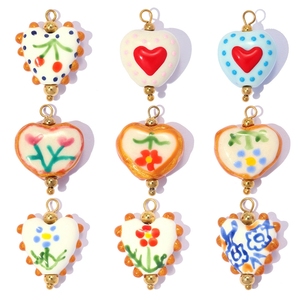 SH25 Colgantes de Corazón de Cerámica con Diseño Floral Vintage, Dijes de Porcelana con Flor y Punto, con Aro de Acero Inoxidable Dorado para Pulsera - Product Image 1