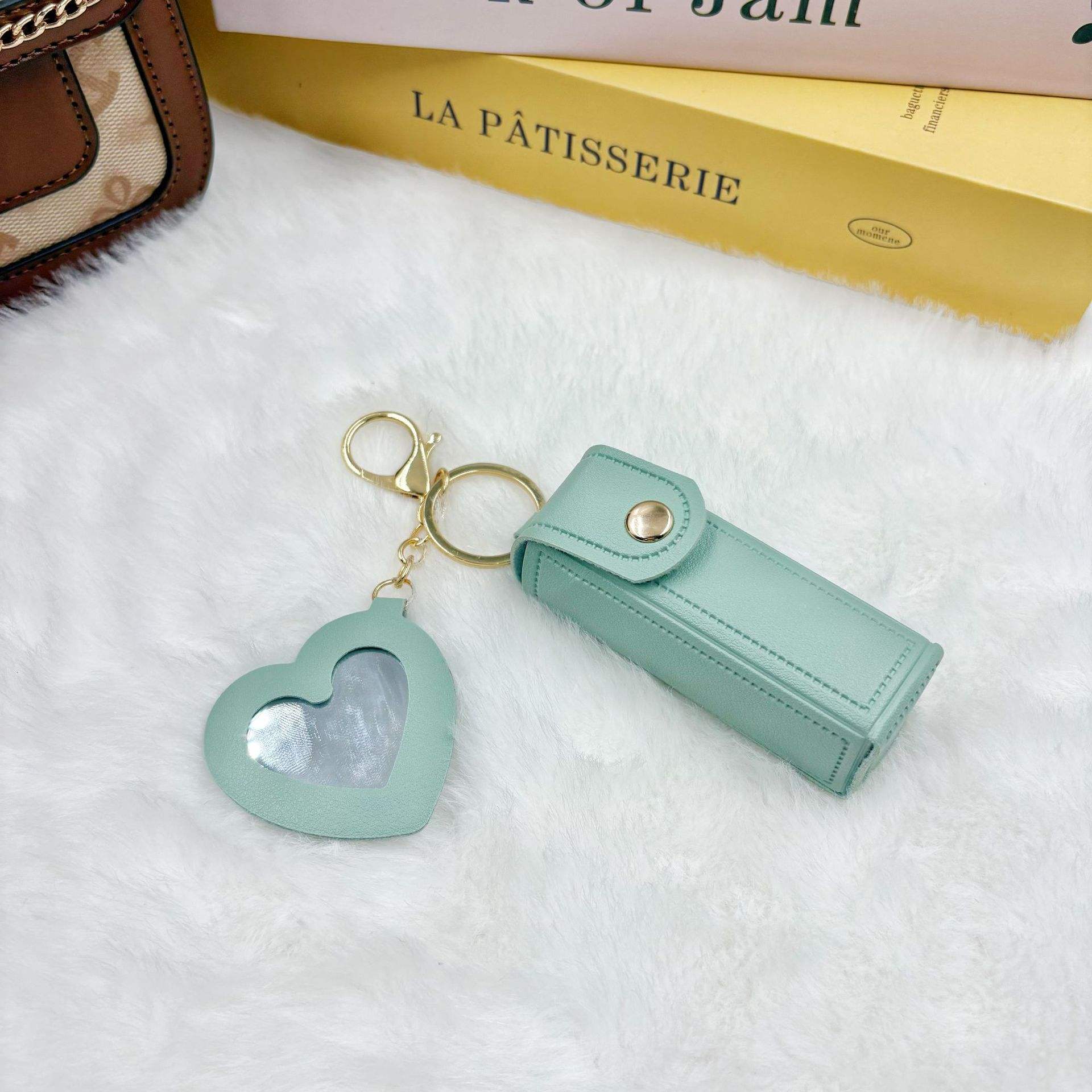 มีสีเขียวขุ่น