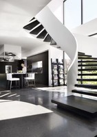 Escalier en colimaçon incurvé en verre trempé avec éclairage LED intérieur pour bâtiment commercial de luxe moderne, durable et sûr pour appartement