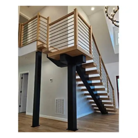 Escalier monopoutre en acier découpé au laser avec marches en noyer et balustrade continue en verre, style minimaliste