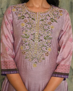 ชุดคุर्ตาผ้าไหมคาริและฟูล พร้อมผ้าคลุมไหล่ ดีไซน์หรูหราสำหรับผู้หญิง ตกแต่งด้วยลายปักมือเรชม ลายดอกไม้สีลาเวนเดอร์ ซารี - Product Image 2