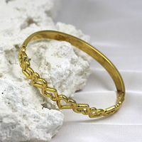 Bracelet jonc en acier inoxydable plaqué or 18 carats avec maillons en forme de cœur, fermoir articulé, bijou mignon pour femmes et filles, ne ternit pas