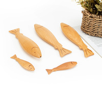 Ornement de bureau en bois massif en forme de poisson avec pendentif poignée de porte en bois de hêtre usiné CNC pour pièces en bois