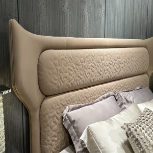 เตียงนอนหรูหราสไตล์อิตาลี ดีไซน์ PFZION HOME ขนาดคิงไซส์/ควีนไซส์ โครงไม้เนื้อแข็งหุ้มหนังแท้ พร้อมดีไซน์แบบ Tufted  สำหรับห้องนอน - Product Image 3