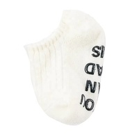 Vente en gros de chaussettes mignonnes amusantes avec poignées chaussettes neutres en coton biologique antidérapantes et basses pour bébés et tout-petits