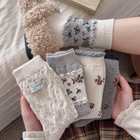 Chaussettes en laine gris-blanc à imprimé floral pour femmes, chaussettes mi-mollet pour l'automne et l'hiver, chaussettes chaudes épaisses en dentelle