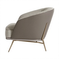 Fauteuil minimaliste moderne de luxe - Fauteuil d'appoint incurvé avec un mélange de tissu et de cuir et pieds en métal doré pour salon, hôtel