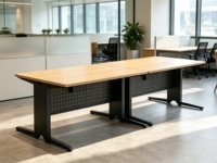 Table de travail de bureau commerciale avec écran de confidentialité blanc et plateau de rangement dissimulé pour poste de travail en espace ouvert pour grandes entreprises