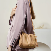 Minisac pour femme OEM/ODM Usine Gros Designer Cuir Véritable Femme Cordon Serrage Design Nuage Pochette Clutch & Sac d'Épaule