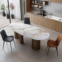 Table de salle à manger de luxe légère, table ovale avec plateau asymétrique sur base de table à 3 pieds en or massif
