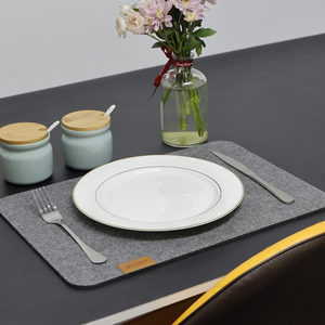 Ensemble de 4 sets de table modernes en feutre polyester gris foncé Ulike, 44x32cm, durables, personnalisables par sublimation, pour promotion - Product Image 3