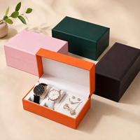 Boîte à bijoux et montres en cuir PU avec logo personnalisé, ouverture à clapet, insert en velours rectangulaire pour bague, collier, coffret cadeau pour couple