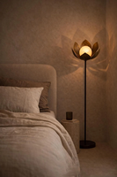 Lampe sur pied moderne vintage en forme de fleur de lotus, structure en laiton avec sculpture en marbre, idéale pour le salon, la chambre, l'hôtel, le hall d'entrée.
