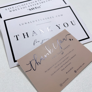 Tarjetas de Agradecimiento con Ilustración de Dibujos Animados y Logotipo Personalizado de 5.5x8cm, Impresión en Lámina Negra, Código de Descuento, Marca de Boutique Infantil, Negocio Cx8cm - Product Image 6
