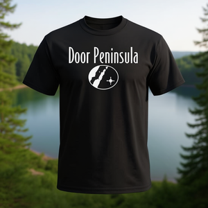 T-shirt Door Peninsula Wisconsin dal design minimalista, nera, taglia unisex per adulti - Product Image 3