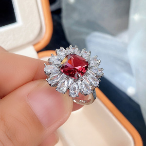 Anello con Cristalli Rossi per Donne, Elegante Accessorio Moda per Uso Quotidiano e Feste - Product Image 6