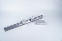 Rail de guidage linéaire cylindrique soutenu par SBR avec support carré en aluminium et système de glissière verrouillable