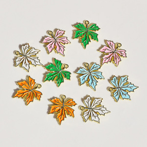 Colgantes de hoja de arce de aleación de zinc con efecto de goteo de aceite para la fabricación de pendientes, componentes de joyería - Product Image 1