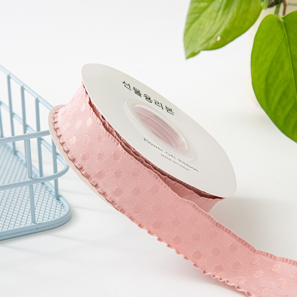 Bord ondulé à pois rose pâte de haricots 25 mm [10 yards]