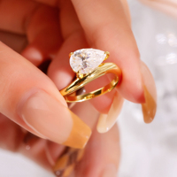 Bague de fiançailles solitaire en moissanite torsadée avec sertissage à griffes, bague de mariage tendance pour femme en or 18 carats