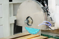 Scie à pont CNC 5 axes 3220 personnalisée pour la découpe de pierre, le fraisage et la découpe d'arc circulaire de carreaux pour plans de travail de cuisine