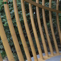 Grande tente de glamping en forme de cage à oiseaux, porte panoramique en verre, texture bambou, style bois luxueux, maison préfabriquée modulaire