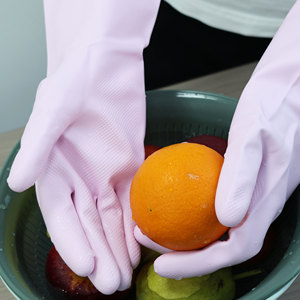 Gants de nettoyage ménager roses de qualité supérieure, durables, flexibles, sans latex, en nitrile, réutilisables, imperméables, taille moyenne, avec bordure perlée, personnalisables OEM - Product Image 3