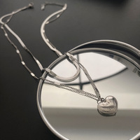 Kalung baja tahan karat sederhana dengan liontin cinta huruf Niche serbaguna rantai tulang ular berlapis tidak pudar untuk wanita