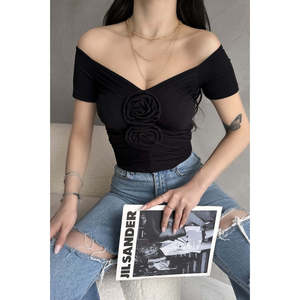 DEFILE Blouse courte noire à col bateau avec élégante décoration rose, haut élégant en mélange polyester et lycra pour femme, parfait pour les occasions décontractées - Product Image 3