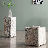 Table basse en marbre de luxe, table d'appoint carrée en bloc de pierre moderne, présentoir, socle en marbre Calacatta