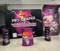 Stand Portátil para Ferias Comerciales con Estructura Retráctil Automática, Tela Cuadrada, Sistema de Tensión, Tipo Pop-up, Podio Ovalado Promocional