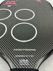 Nueva Paleta de Pickleball Personalizada de Fábrica <span class=keywords><strong>Arma</strong></span> Edgeless de 14 mm, Fibra de Carbono, Superficie Aprobada por la USAPA, Núcleo de Polipropileno Espumado, Titanio - Product Image 4