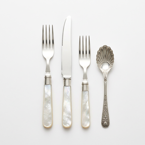 Juego de cubiertos modernos de 4 piezas con cuchara, tenedor y cuchillo de plata elegante con mangos de nácar, estilo europeo. - Product Image 1