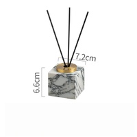 Diffuseur de parfum artisanal en marbre naturel, élégant, minimaliste, luxueux, avec logo personnalisé STONEKOCC, écologique, forme carrée, long