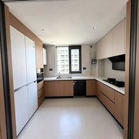 Meuble de cuisine moderne en contreplaqué avec évier, bande lumineuse, tiroir et poignée dissimulée, finition grain de bois personnalisable