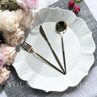 Assiettes de présentation élégantes en plastique blanc pour mariage, banquet, fête, avec bordure florale ondulée