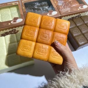 Nouveau jouet de décompression en PU souple et humide, motif ours, à neuf compartiments, style gâteau ancien, avec musique, pour étudiants, en boîte assortie, Zhejiang Youth - Product Image 3