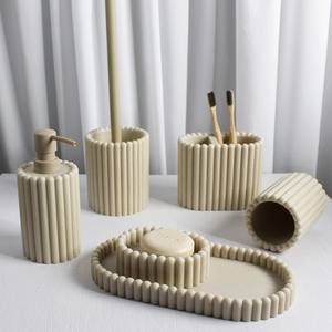 Juego de accesorios de baño de resina para decoración del hogar, accesorios modernos para baño y hotel - Product Image 1