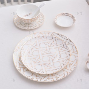 Set de vaisselle à bords dorés série D, 28 pièces, vaisselle en céramique de chine, assiettes à usage de mariage durable, bols avec boîtes cadeaux - Product Image 5