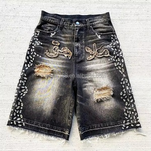 Shorts en jean streetwear pour homme, avec logo personnalisé en strass, bords bruts, effet usé et délavé à l'acide - Product Image 1