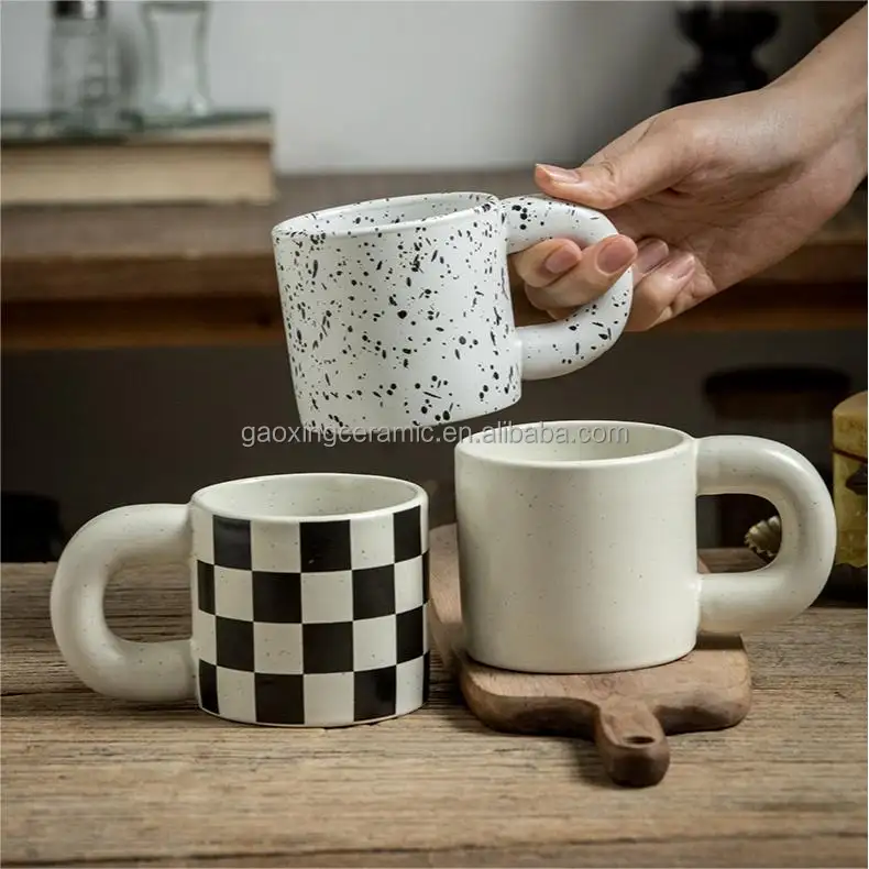 MOQ Juego de tazas de café estilo Ins de 1000 piezas con mango grueso cortado, cerámica de alta calidad 275Ml/300Ml/375Ml Speckle Checkers, logotipo de patrón personalizable