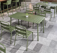 Ensemble de mobilier d'extérieur commercial moderne, simple, écologique et durable : chaises de café en métal et tables de salle à manger carrées en fer pour patio et jardin