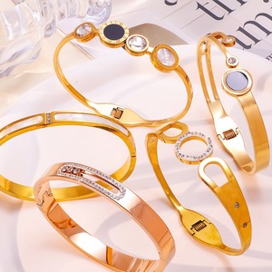 Brazalete de Acero Inoxidable con Baño de Oro de 18K y Incrustaciones Naturales |   Pulsera Hipoalergénica, Duradera y Resistente a la Decoloración para Mujer - Product Image 5