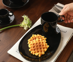 Juego de Taza y Platillo de Porcelana Negra Clásica, Ecológica, Apta para Lavavajillas, Taza de Café Espresso Italiana, Función Latte Art, Personalizable - Product Image 2