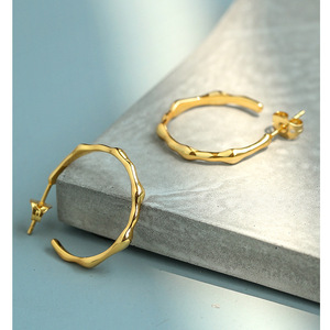 Boucles d'oreilles rétro françaises pour femmes avec lignes géométriques irrégulières, plaquées or 18 carats, lisses, accessoires de mode - Product Image 1