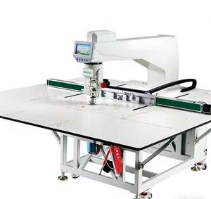 Machine à coudre informatisée à bras long pour le matelassage spécial des doudounes destinée aux fabricants de vêtements - Product Image 1